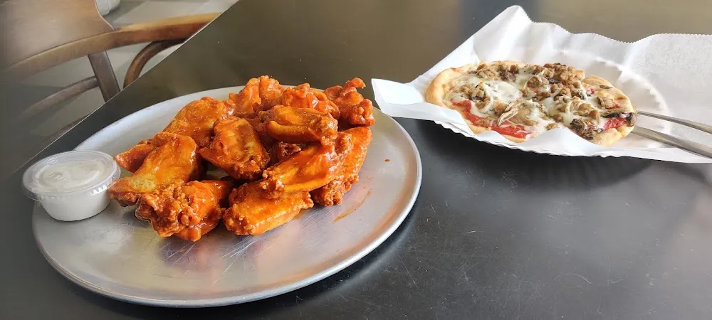 Buffalo Chicken Wings Pita Pizza